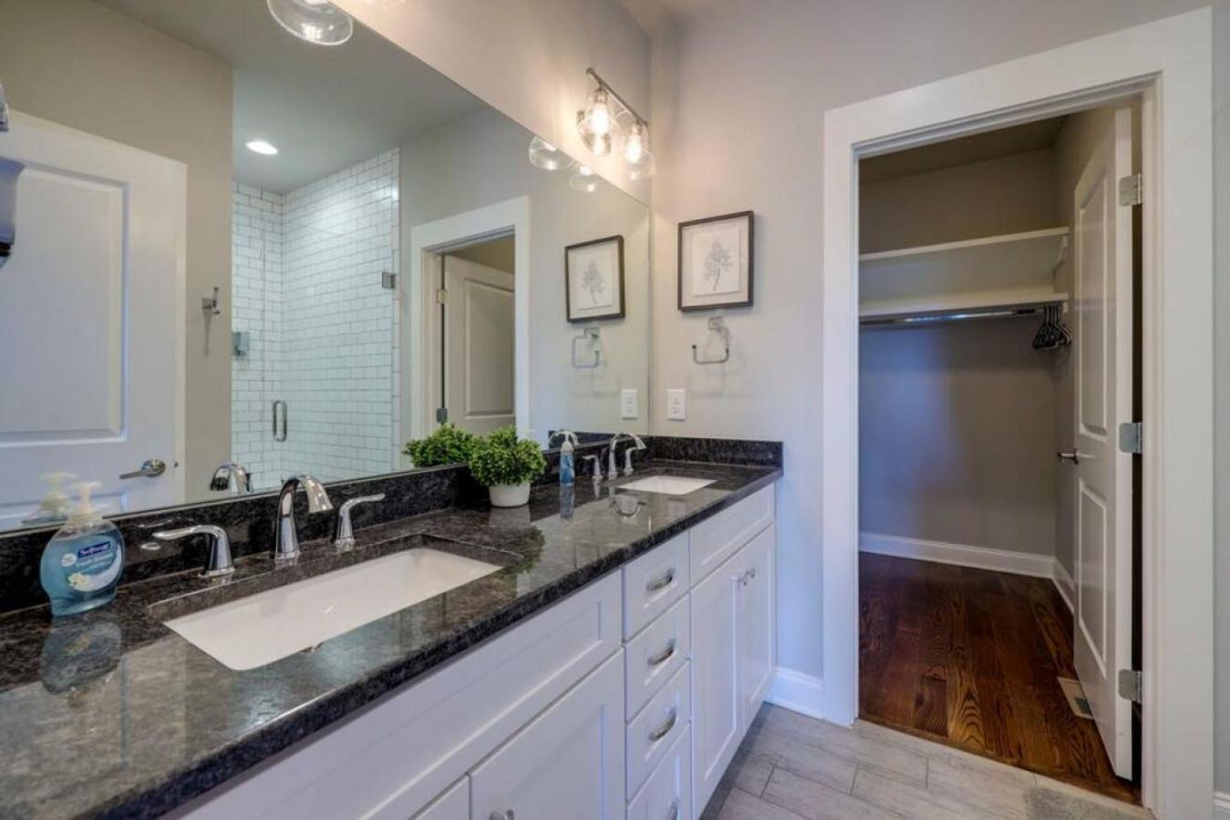 Holiday home Weho Home, Geodis Park, Mini-golf, Arcade, 10min To Downtown! Sleeps 10! Nashville