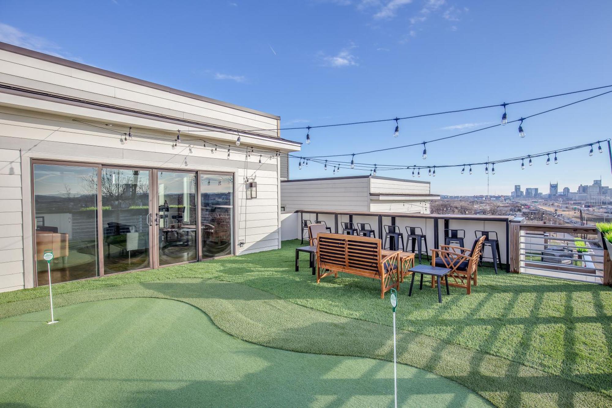 Jack Daniels House With Rooftop Golf, Views! 8min To Whiskey Row! Sleeps 10!