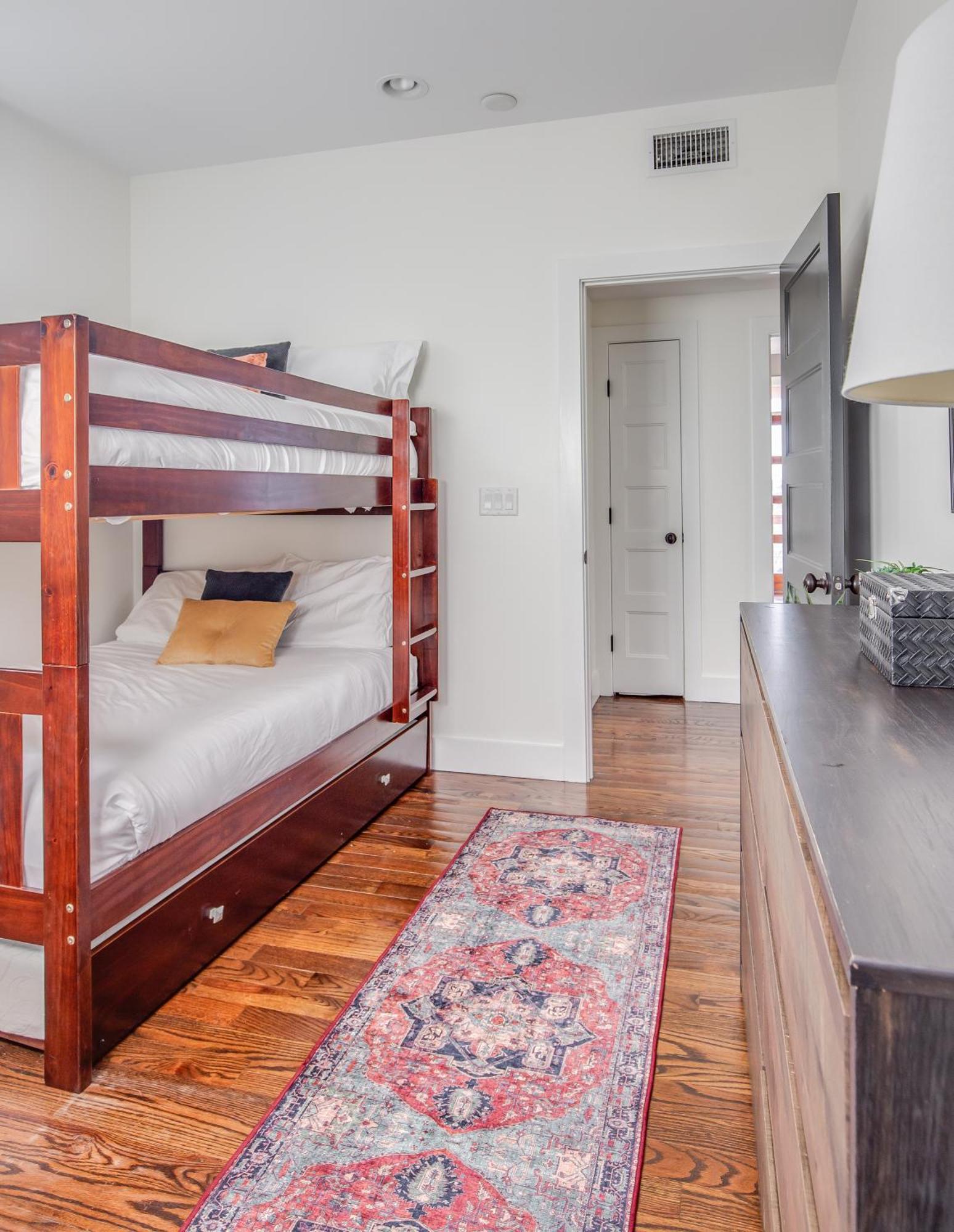 Jack Daniels House With Rooftop Golf, Views! 8min To Whiskey Row! Sleeps 10! Holiday home *