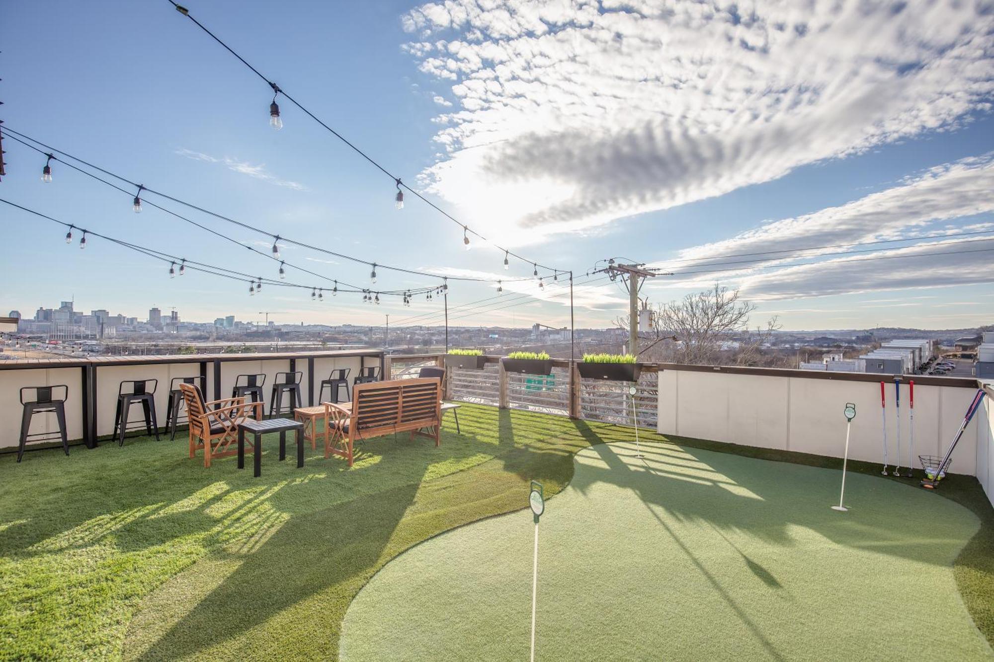 Jack Daniels House With Rooftop Golf, Views! 8min To Whiskey Row! Sleeps 10! Holiday home
