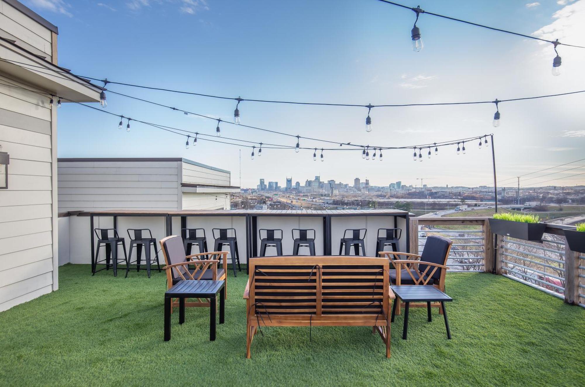 Jack Daniels House With Rooftop Golf, Views! 8min To Whiskey Row! Sleeps 10! Holiday home Nashville