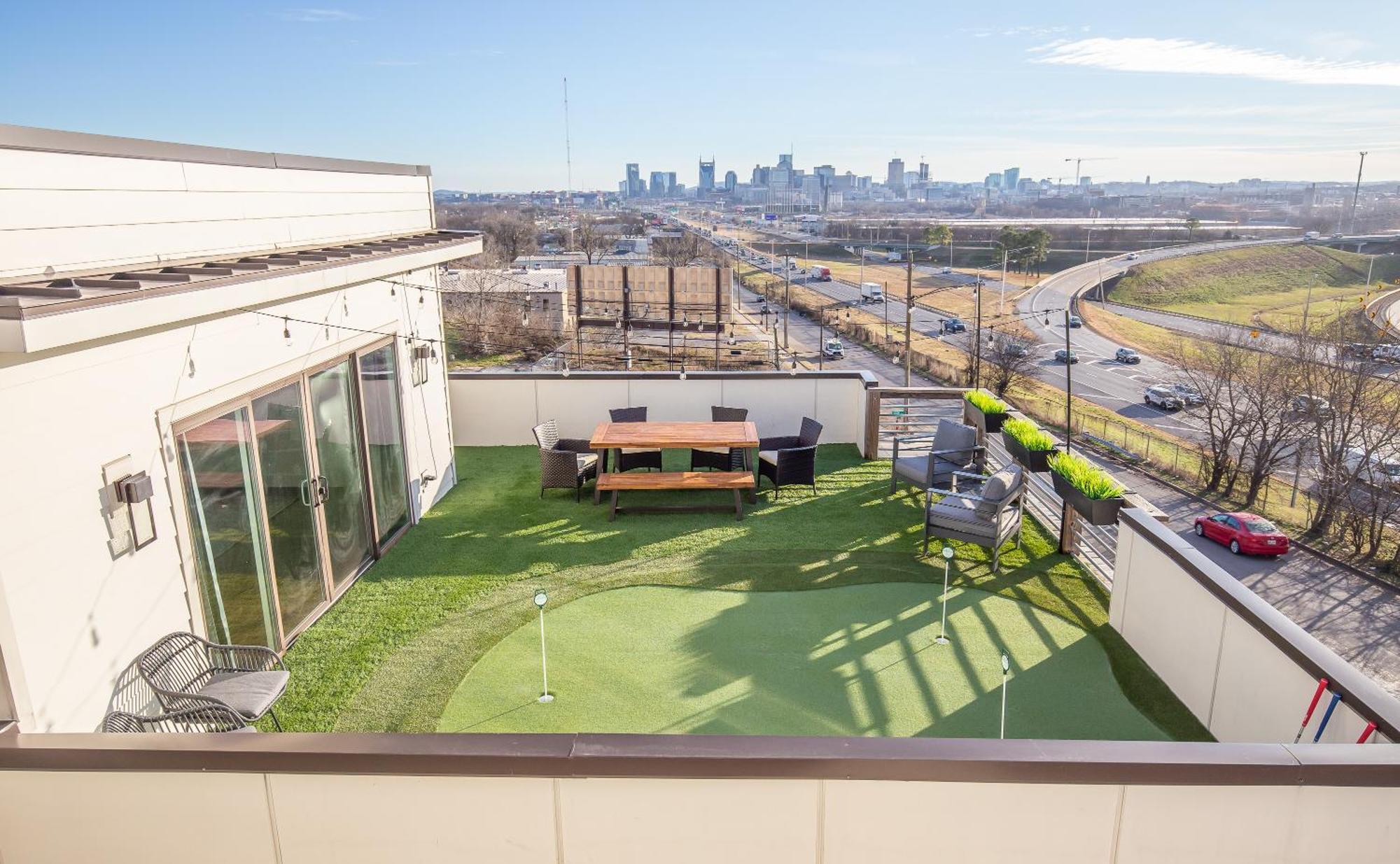 Holiday home Jack Daniels House With Rooftop Golf, Views! 8min To Whiskey Row! Sleeps 10!