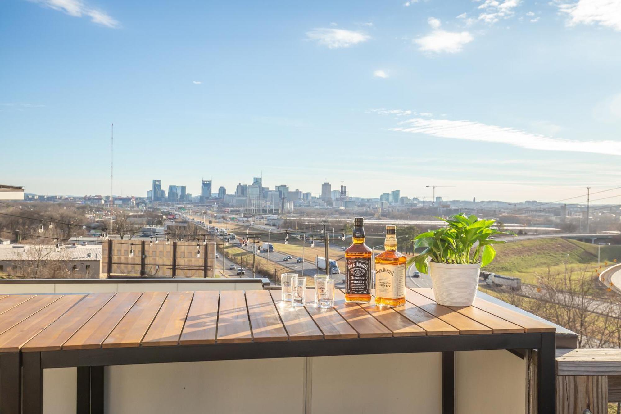 Jack Daniels House With Rooftop Golf, Views! 8min To Whiskey Row! Sleeps 10! Holiday home Nashville