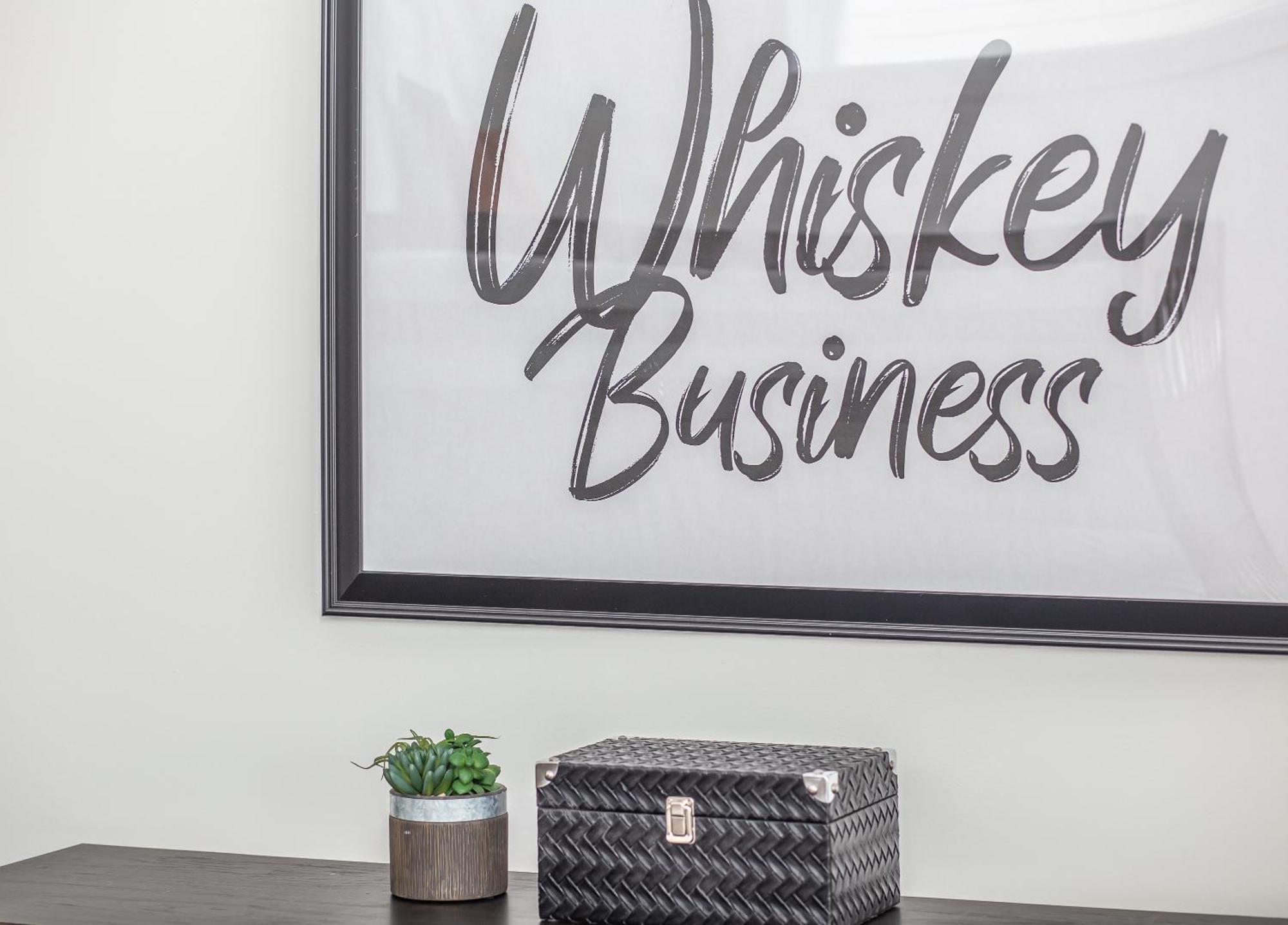 Jack Daniels House With Rooftop Golf, Views! 8min To Whiskey Row! Sleeps 10! Holiday home