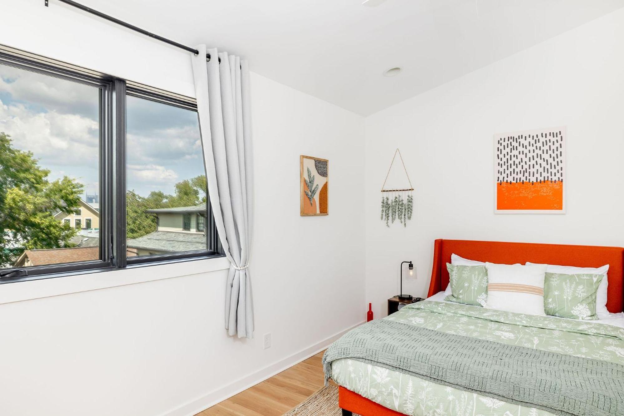 Extra Spacious 4 Bed / 4.5 Bath Music Row Nashville