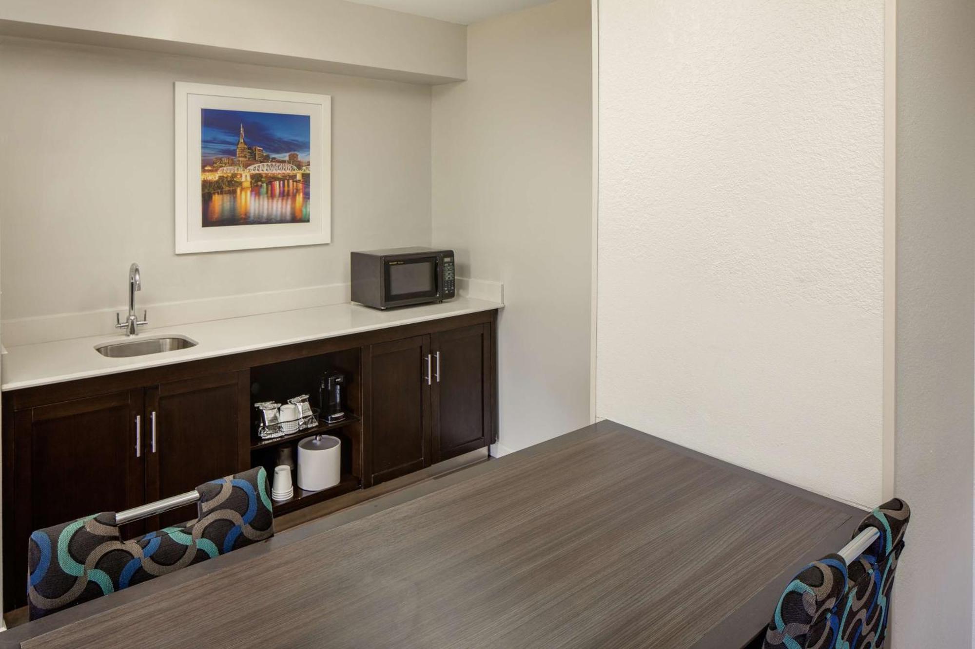 Hampton & Nashville-airport Hotel
