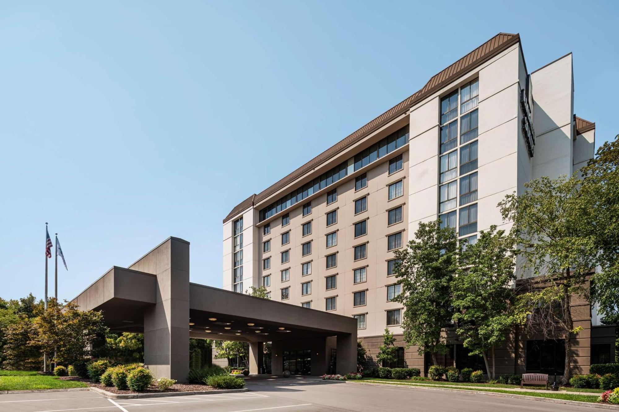 Hotel Embassy By Hilton Airport 4*