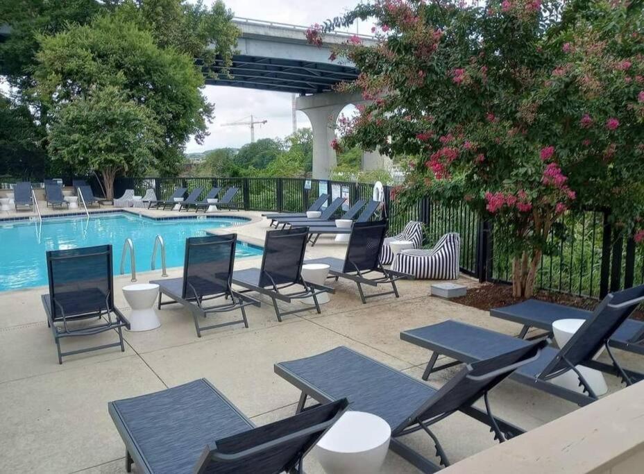 New Listing! Gorgeous Downtown Walk To On The River #3 Aparthotel