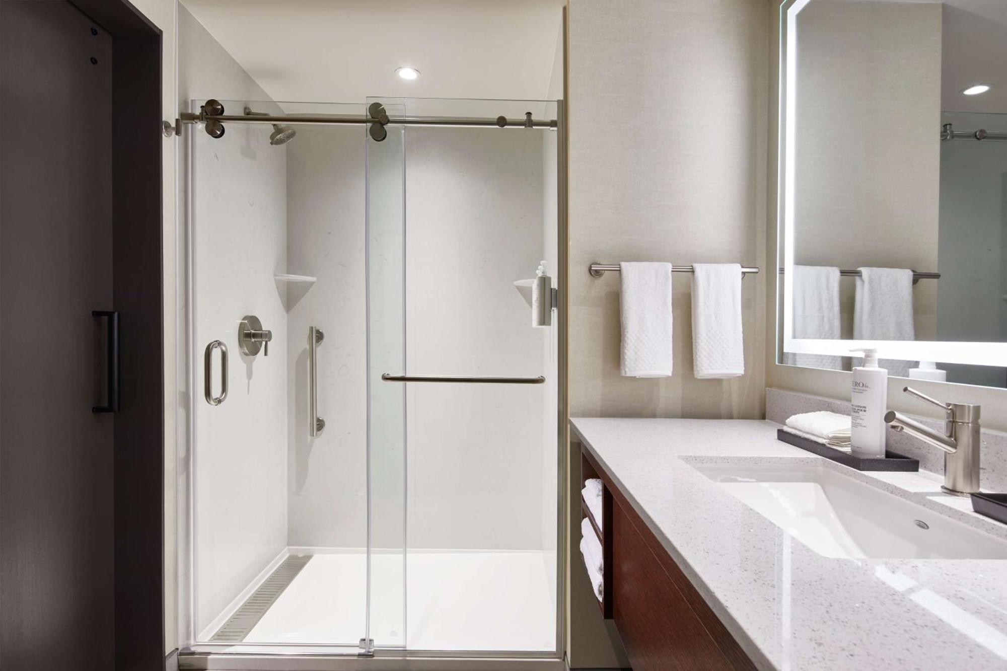 Hotel Embassy By Hilton Downtown 4*