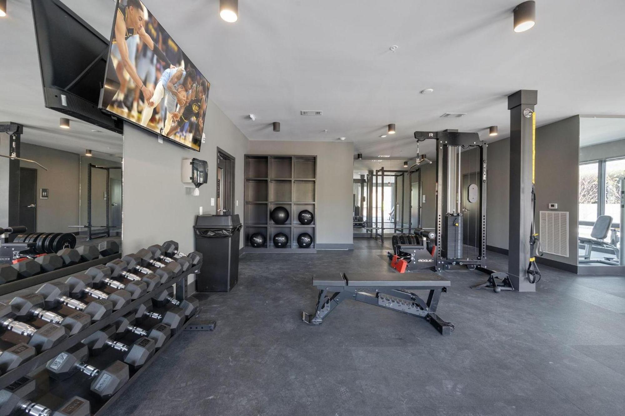 Penthouse Blues-odyssey-pool & Gym-mins 2 Broadway