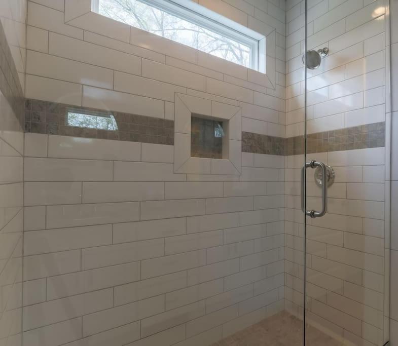 New Amazing 4br Suite* Hot Tub *2 Mi To Music Holiday home *