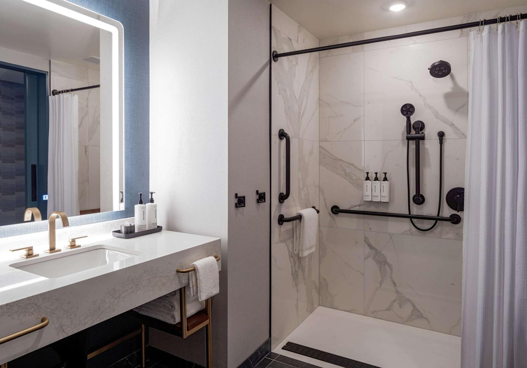 Tempo By Hilton Downtown 3*