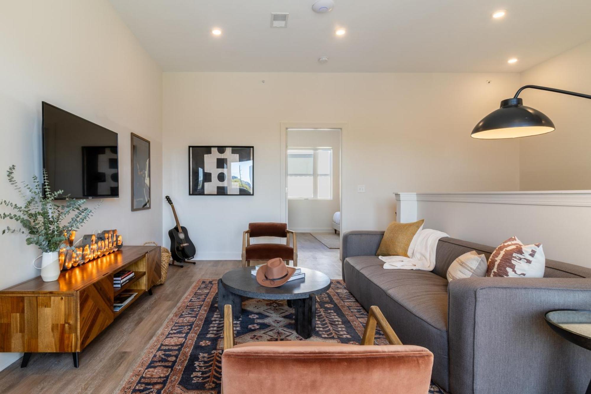 Holiday home The Conway 5 Bedroom Buyout W Deck In Music City Nashville