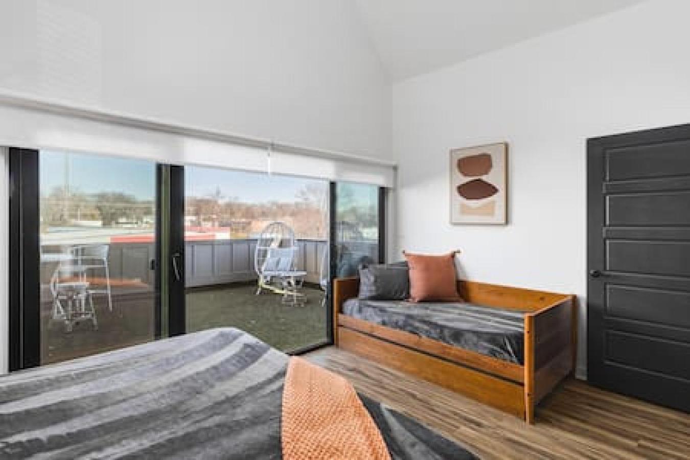 3 Miles To Broadway -garage, Patio, Walk To Shops