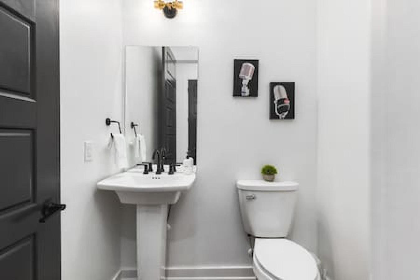 Gorgeous East House With Rooftop Patio, Garage, 9 Beds, 3 Miles To Downtown *