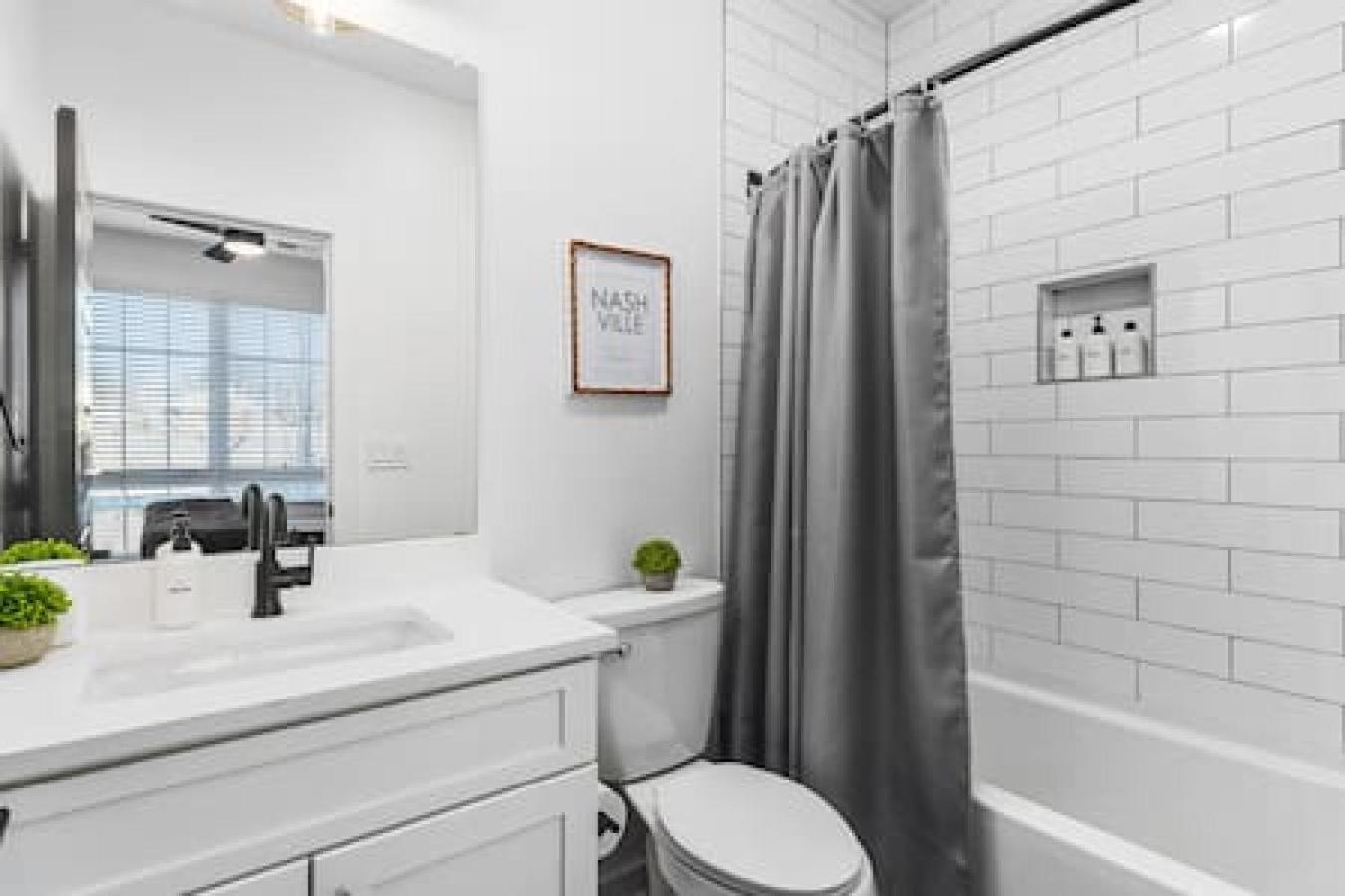 Gorgeous East House With Rooftop Patio, Garage, 9 Beds, 3 Miles To Downtown