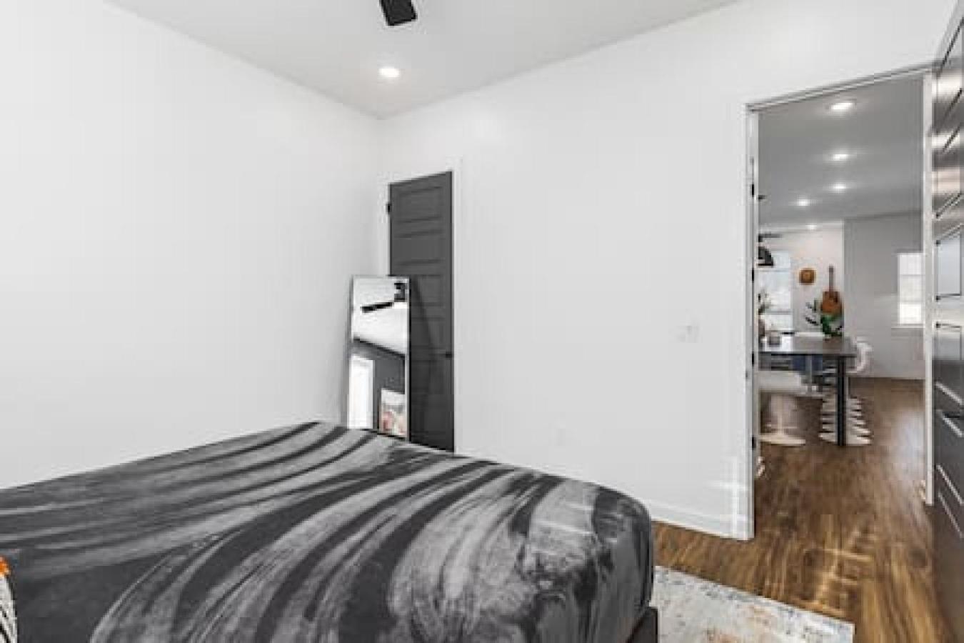 Gorgeous East House With Rooftop Patio, Garage, 9 Beds, 3 Miles To Downtown *