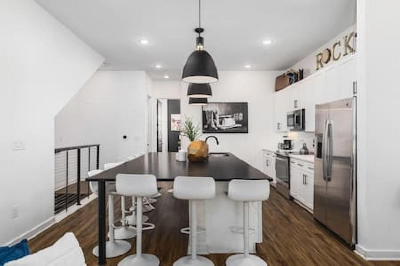 Gorgeous East House With Rooftop Patio, Garage, 9 Beds, 3 Miles To Downtown Holiday home Nashville