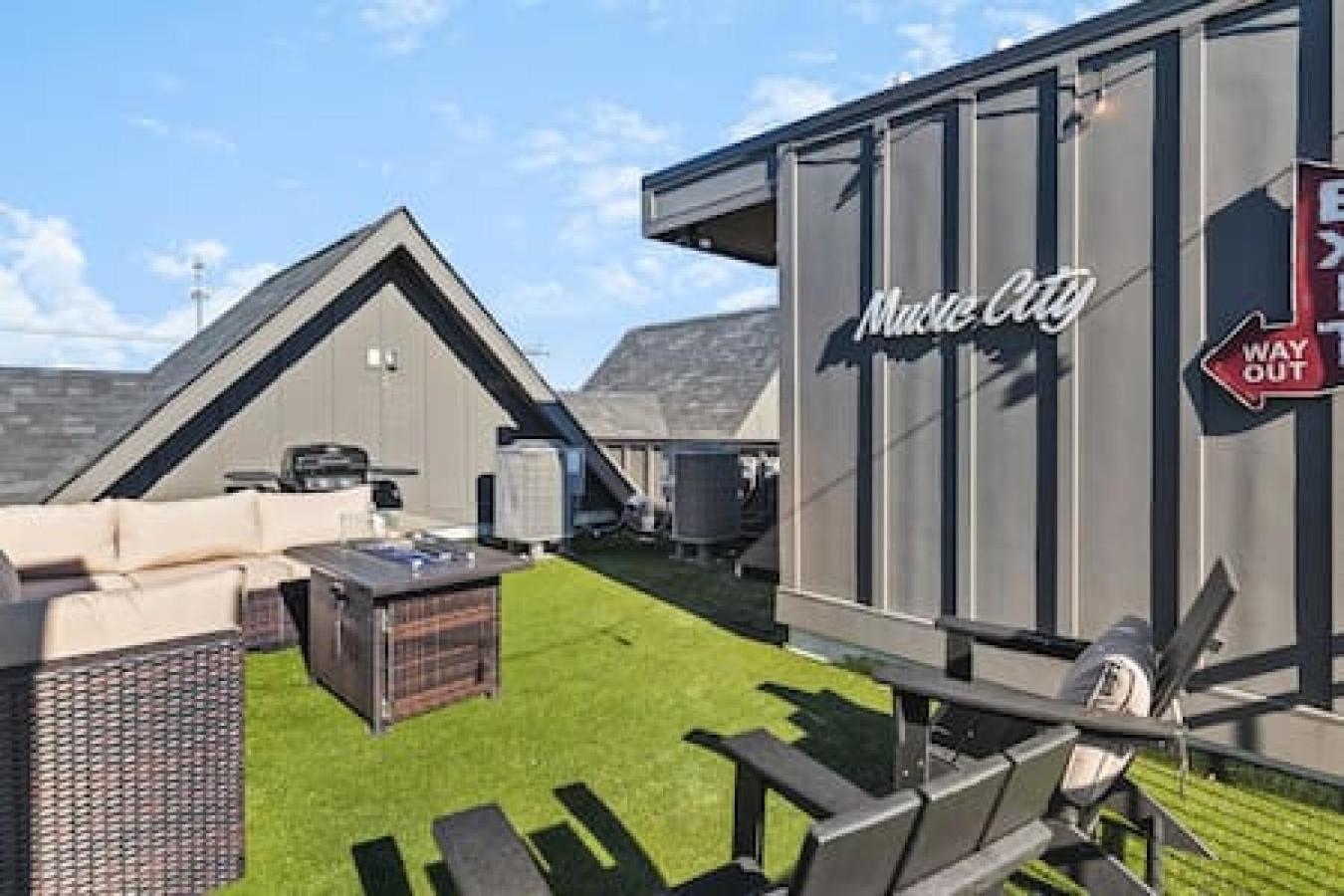 Gorgeous East House With Rooftop Patio, Garage, 9 Beds, 3 Miles To Downtown Holiday home