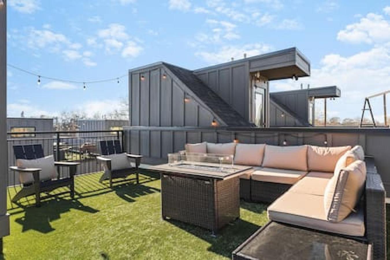 Gorgeous East House With Rooftop Patio, Garage, 9 Beds, 3 Miles To Downtown