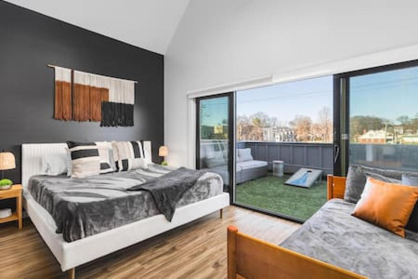 Gorgeous East House With Rooftop Patio, Garage, 9 Beds, 3 Miles To Downtown Holiday home Nashville