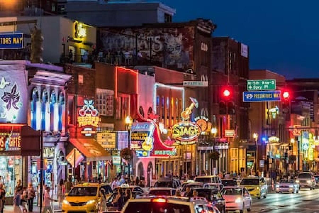 Gorgeous East House With Rooftop Patio, Garage, 9 Beds, 3 Miles To Downtown Holiday home Nashville