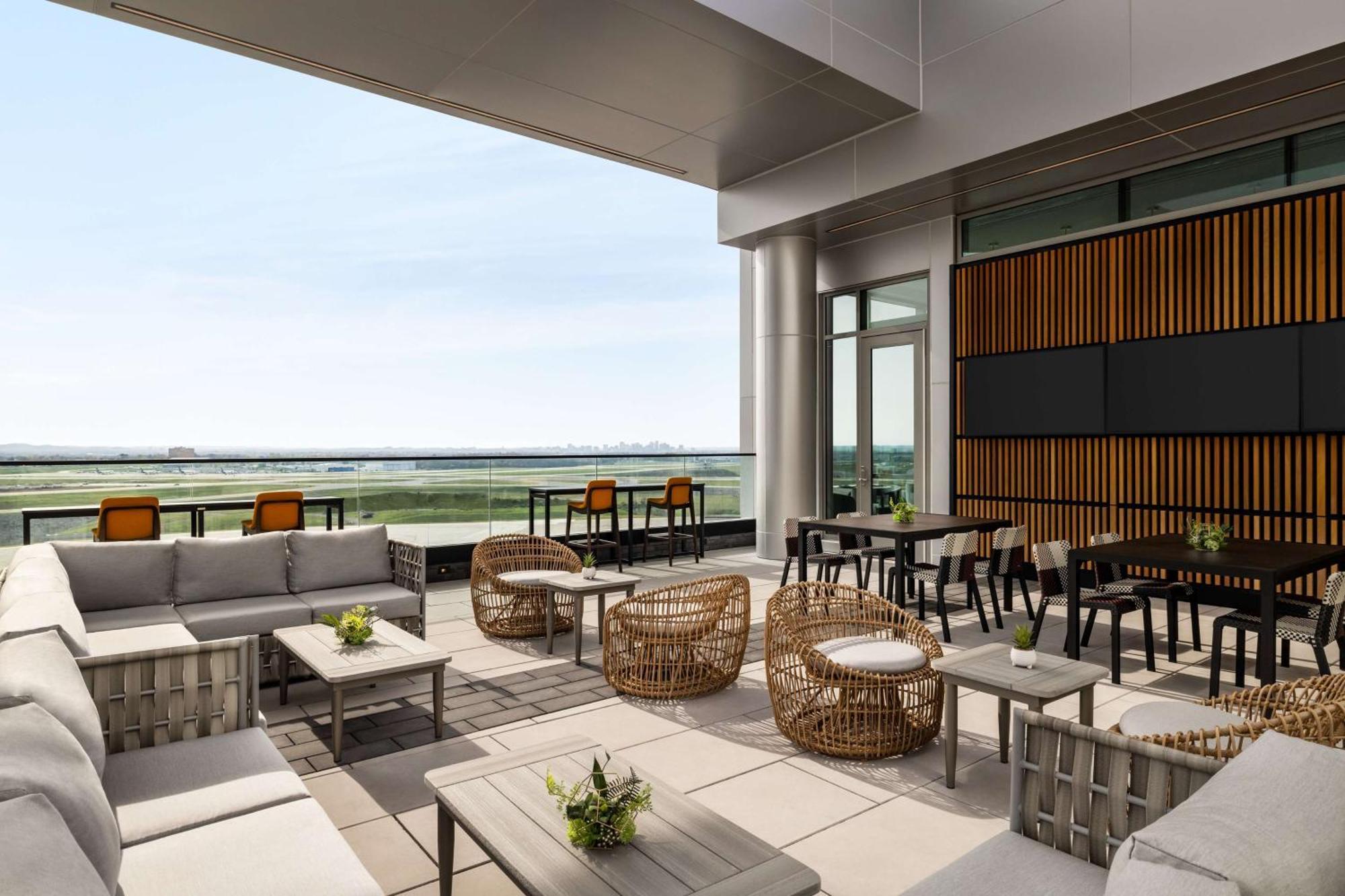 Hilton Bna Airport Terminal Hotel 4*