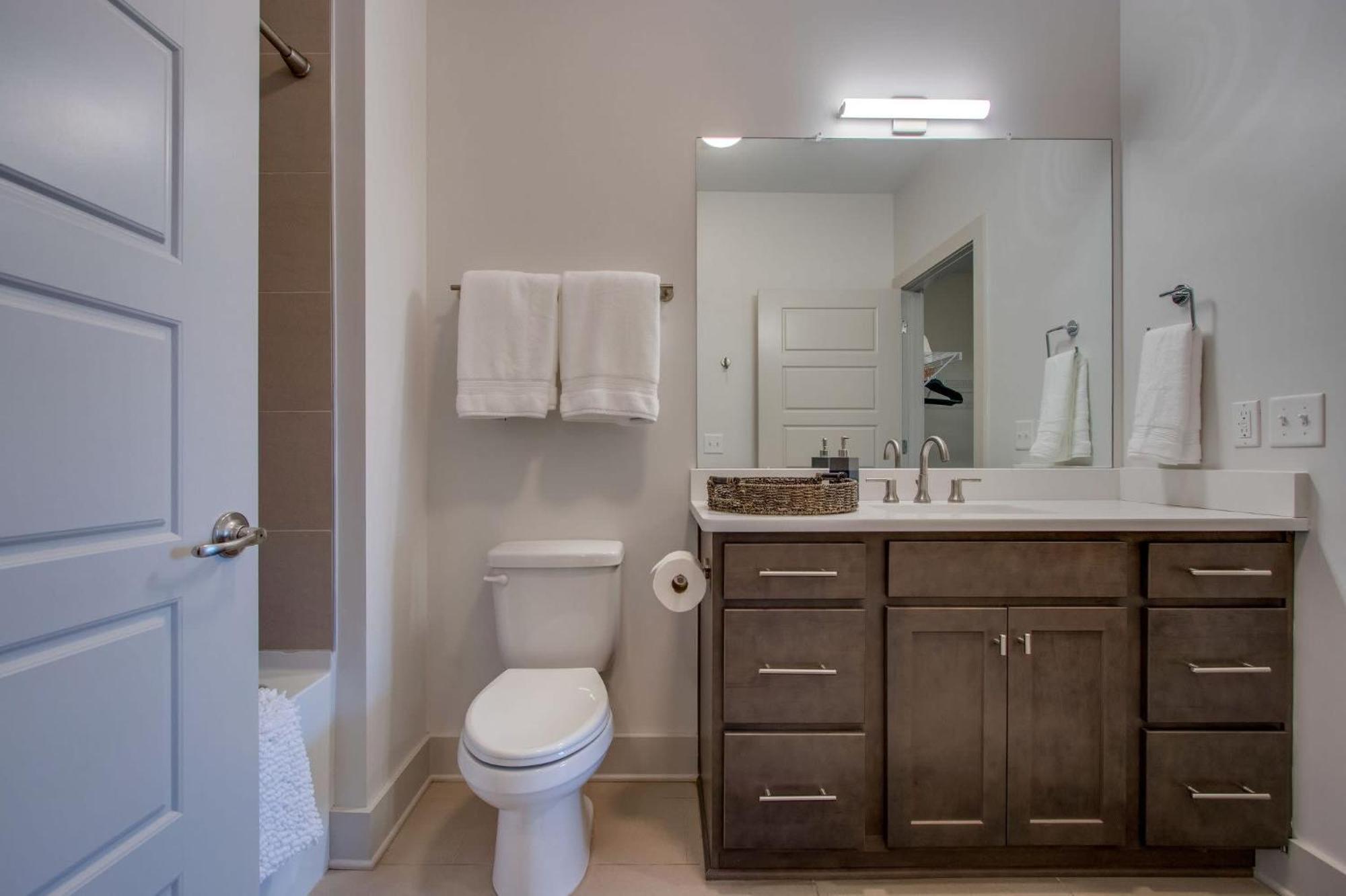 New East Nash - King Bed Short Drive To Dwntwn Apartment Nashville