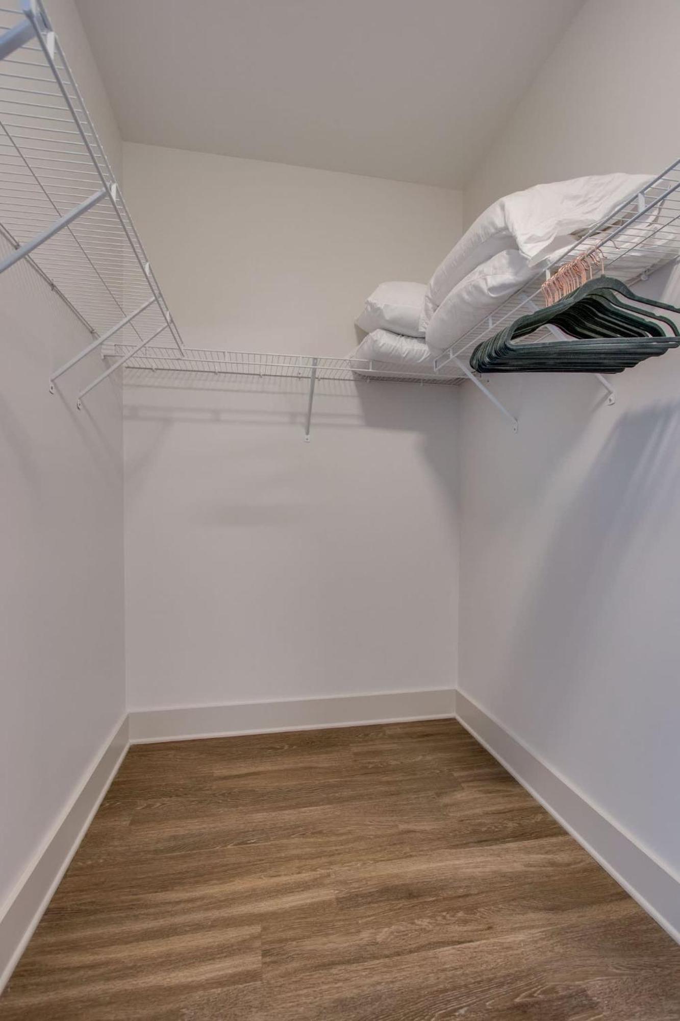 New East Nash - King Bed Short Drive To Dwntwn Apartment