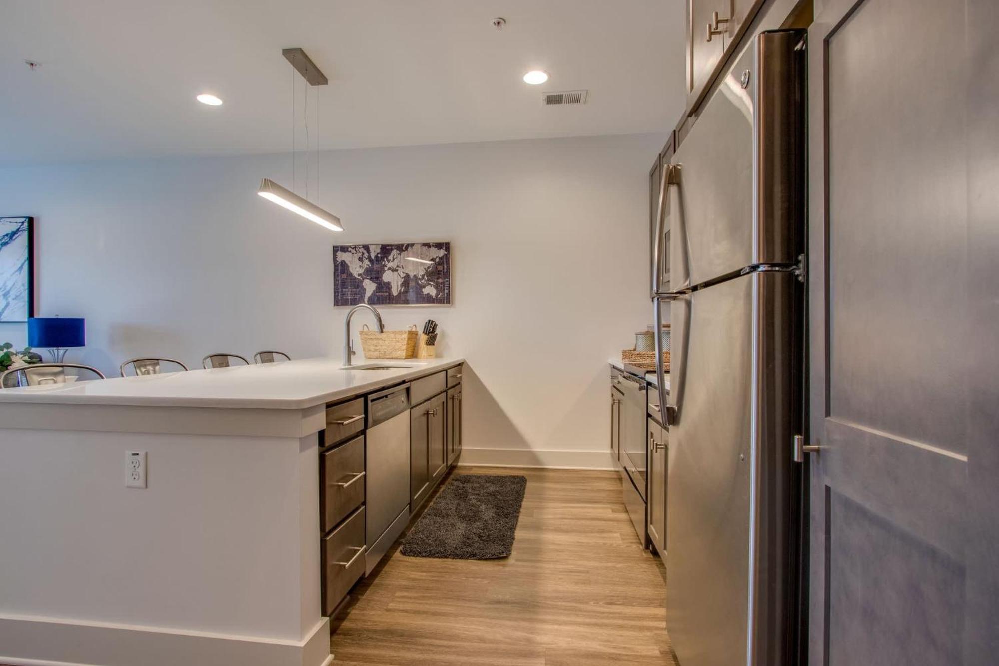 New East Nash - King Bed Short Drive To Dwntwn Apartment