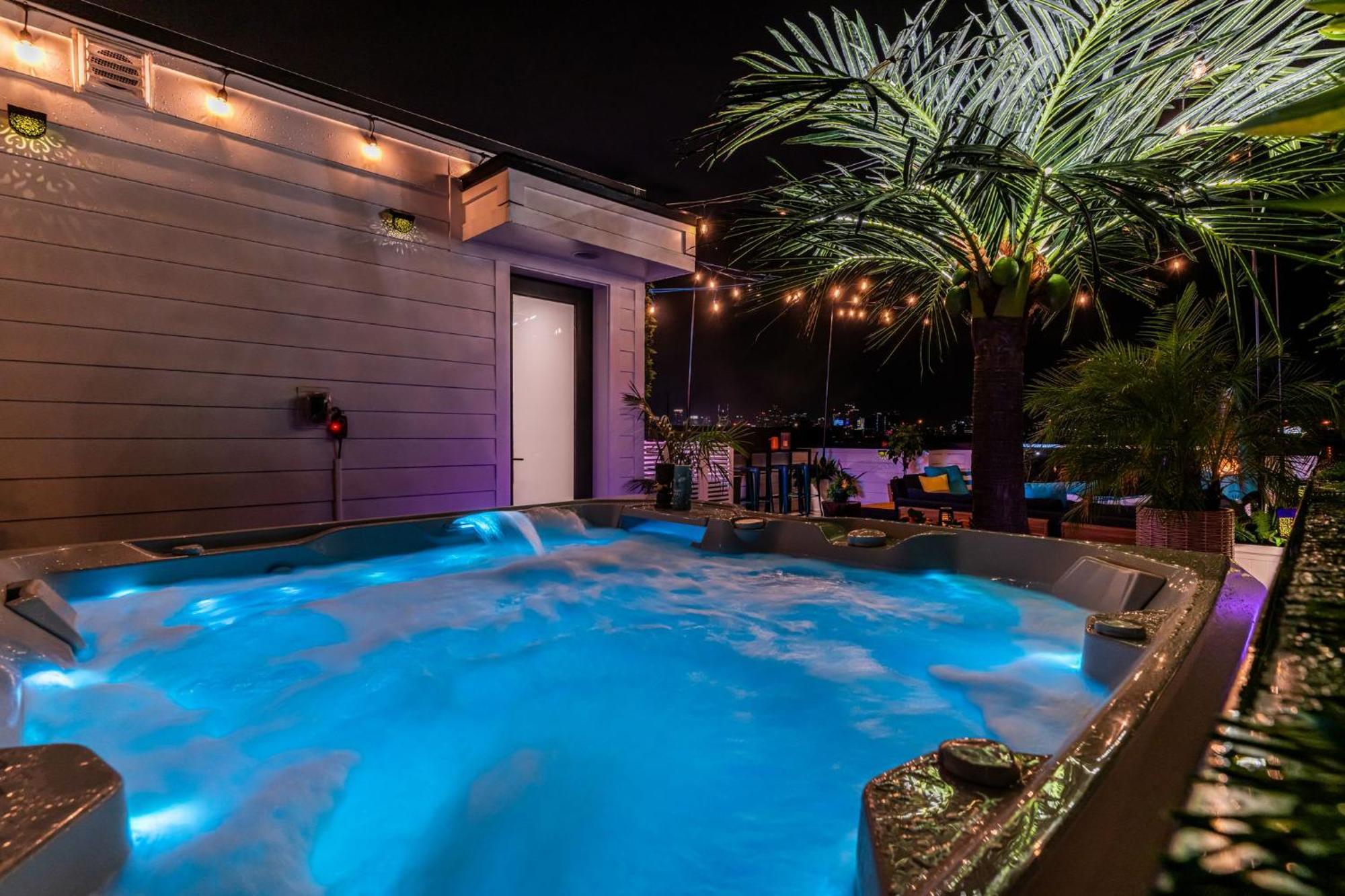 Rooftop Hot Tub & Game - 3 Miles To Downtown Holiday home