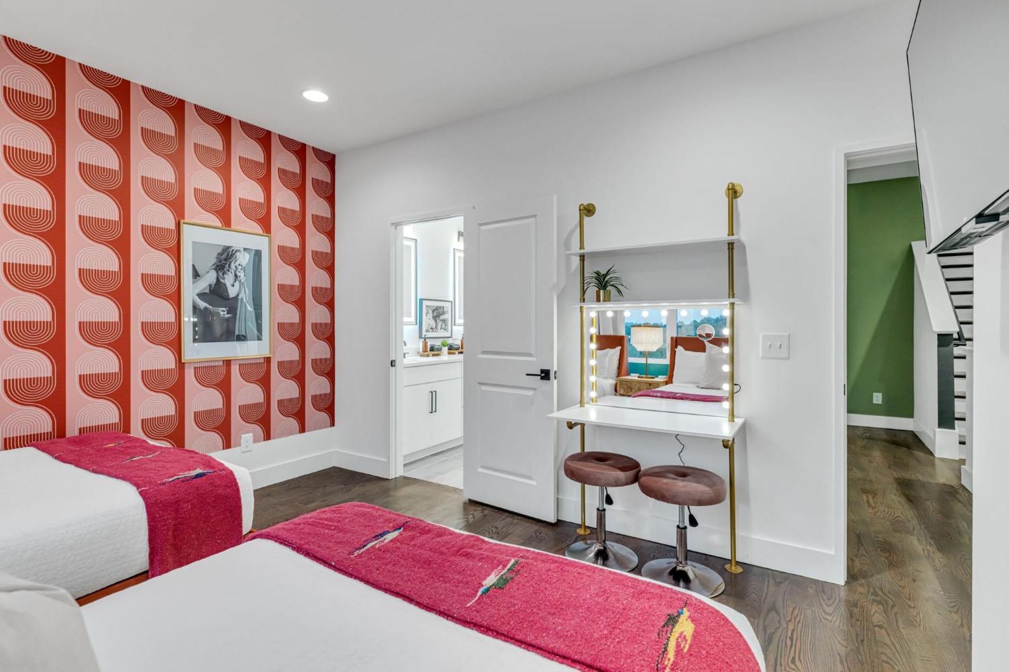 Rooftop Hot Tub & Game - 3 Miles To Downtown Holiday home