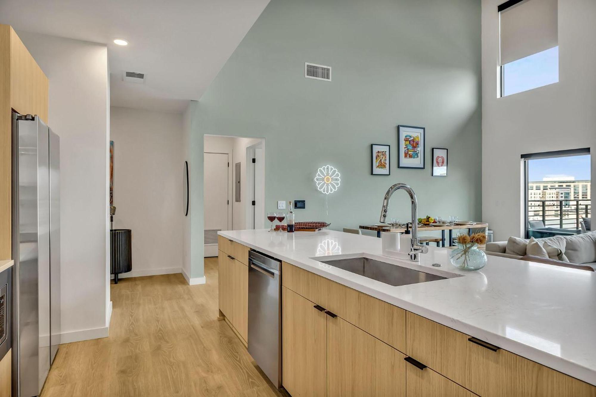 - 635 7th Ave S Unit 610 *