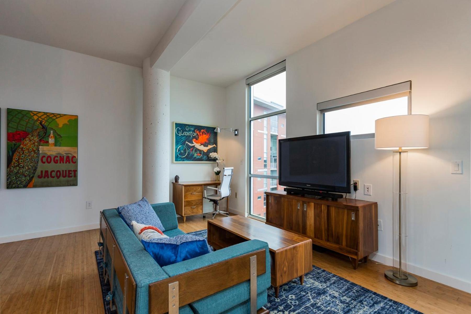 Artsy Extended Retreat Downtown Holiday home