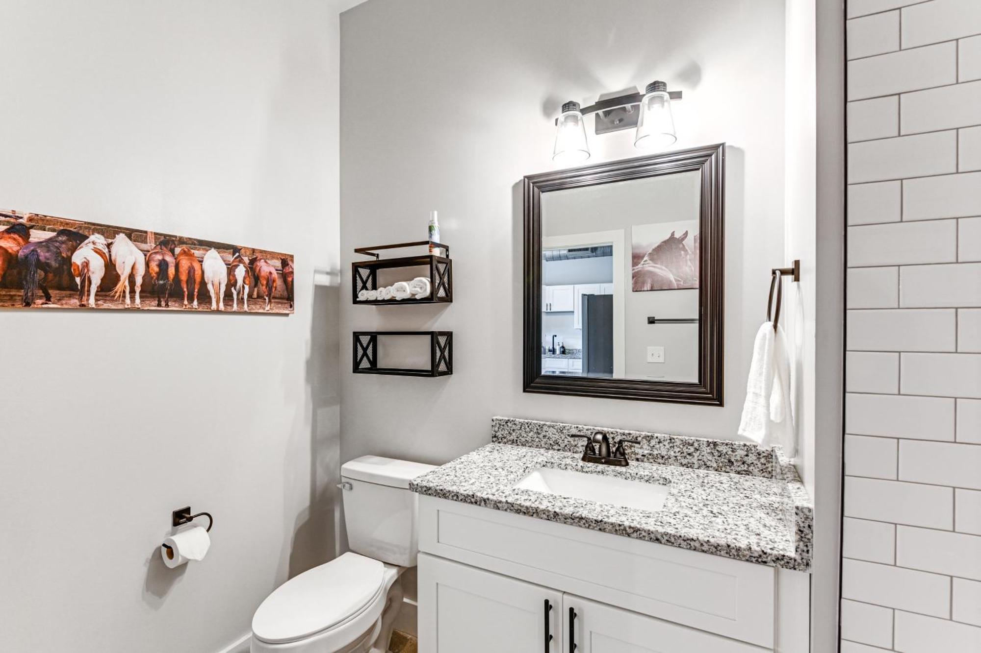 Modern 5 Mi To Downtown! Apartment