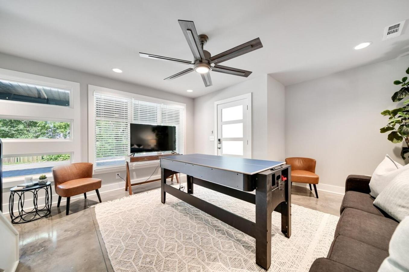 Holiday home Mayas Luxury Oasis 2 Miles To Broadway