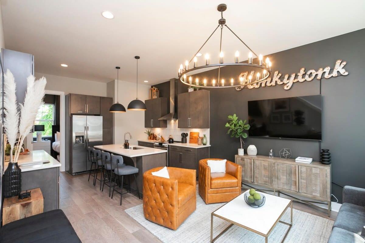 Rooftop Deck And Rec Minutes To Dwntn Holiday home