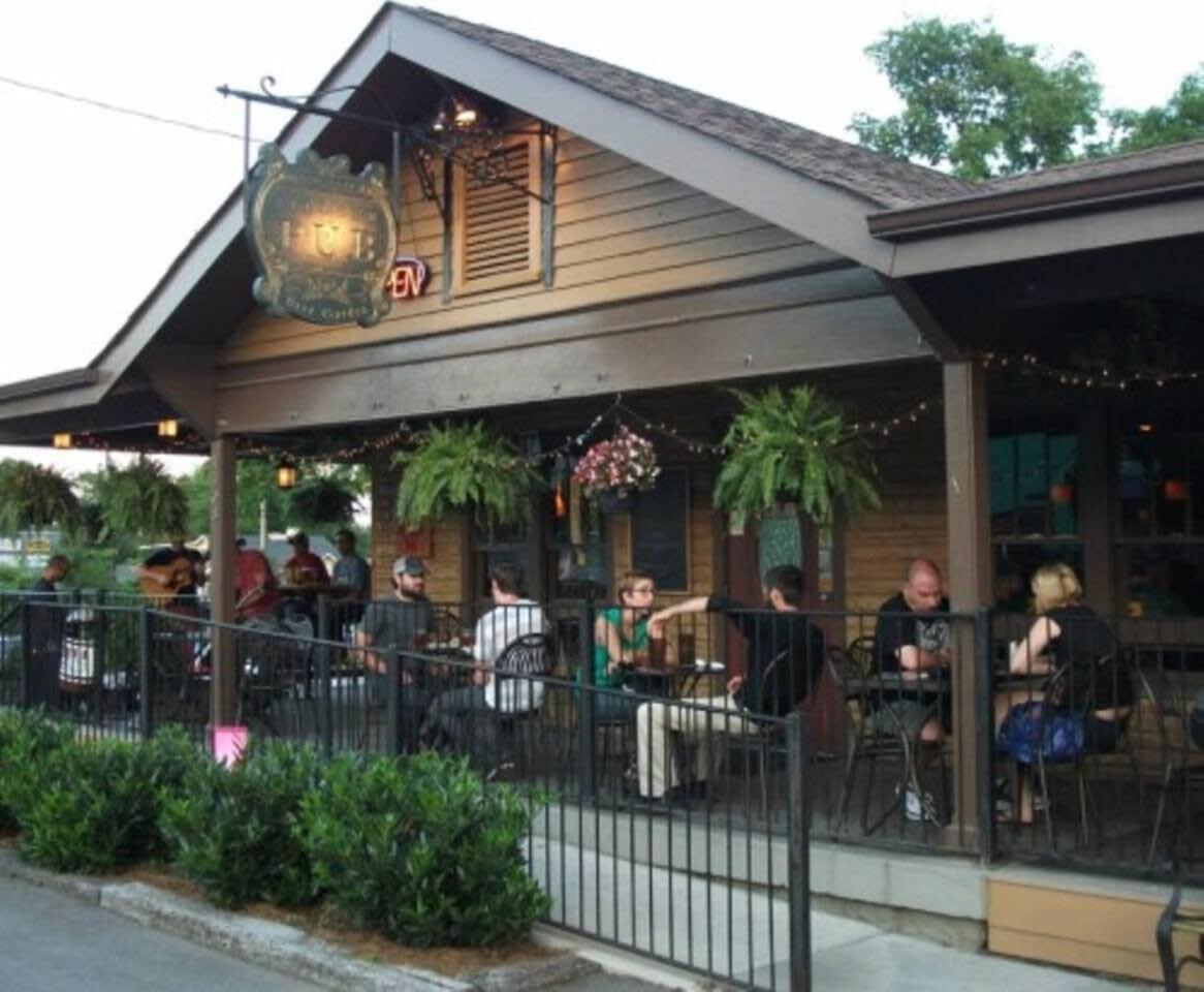 Holiday home July Discount! Close To Downtown, Yard