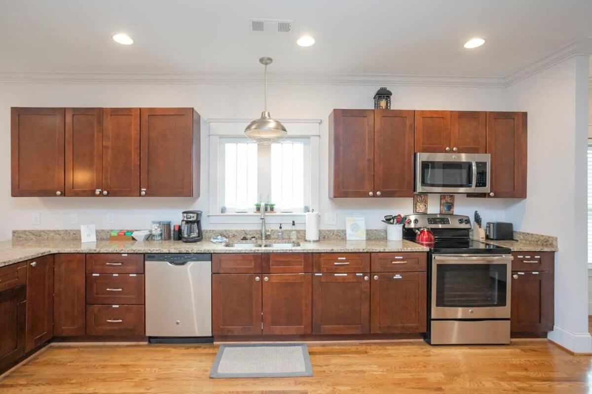 July Discount! Close To Downtown, Yard