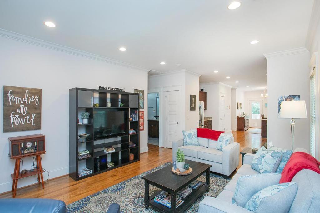 Holiday home July Discount! Close To Downtown, Yard