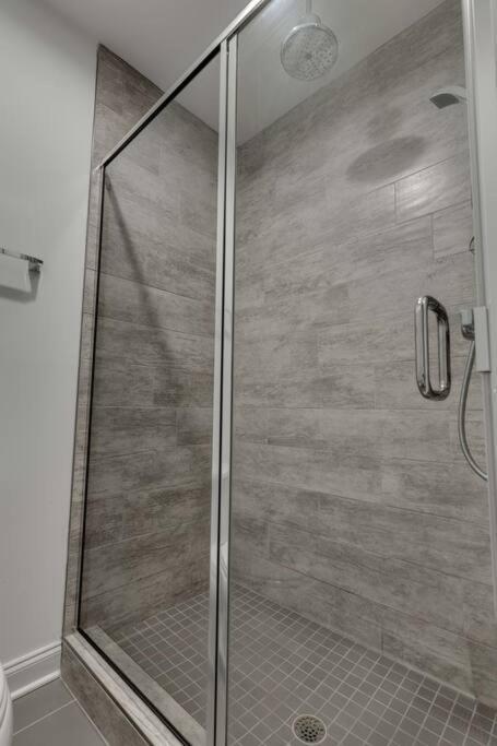 Music Charmer! 3 Bedrooms-2 Miles To Downtown Holiday home *