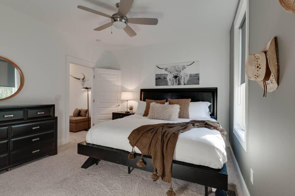 Music Charmer! 3 Bedrooms-2 Miles To Downtown Holiday home