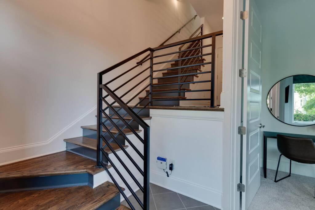 Music Charmer! 3 Bedrooms-2 Miles To Downtown Holiday home *