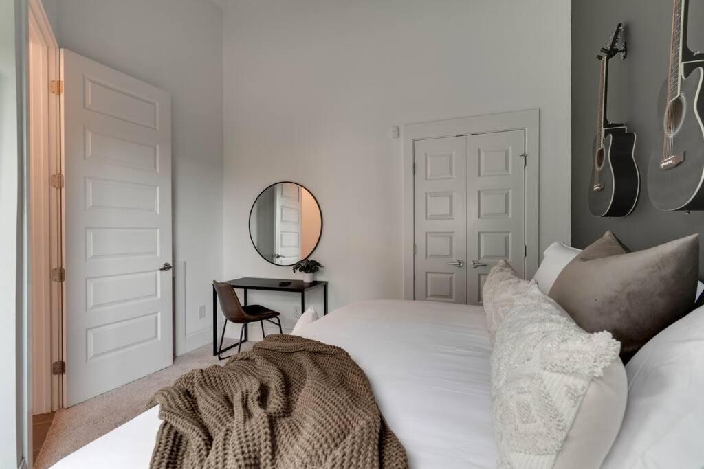 Music Charmer! 3 Bedrooms-2 Miles To Downtown