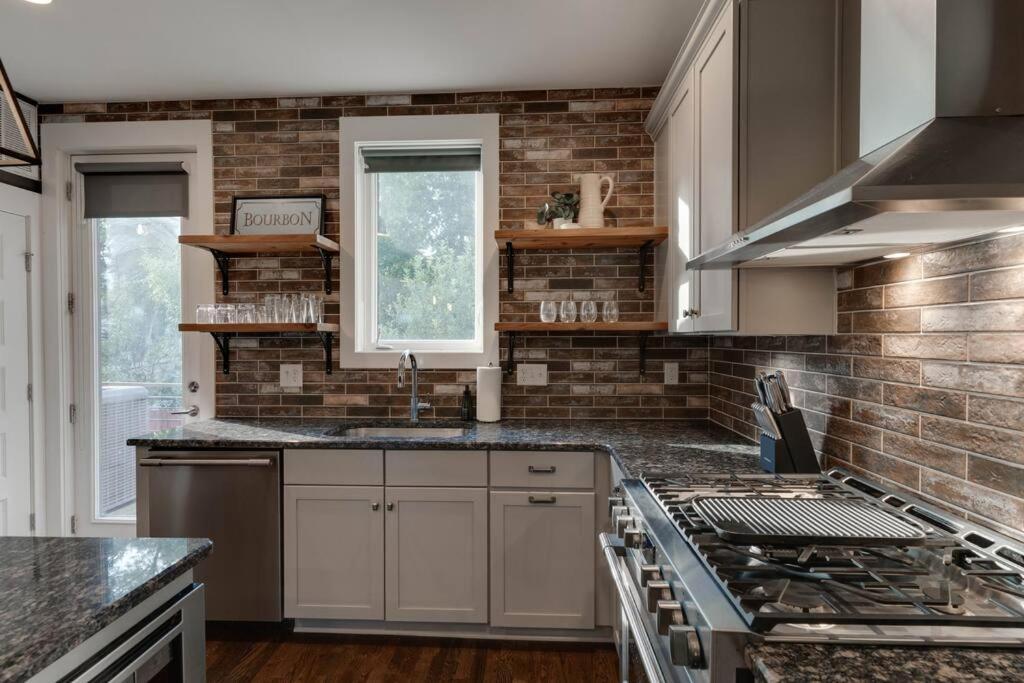 Holiday home Music Charmer! 3 Bedrooms-2 Miles To Downtown *