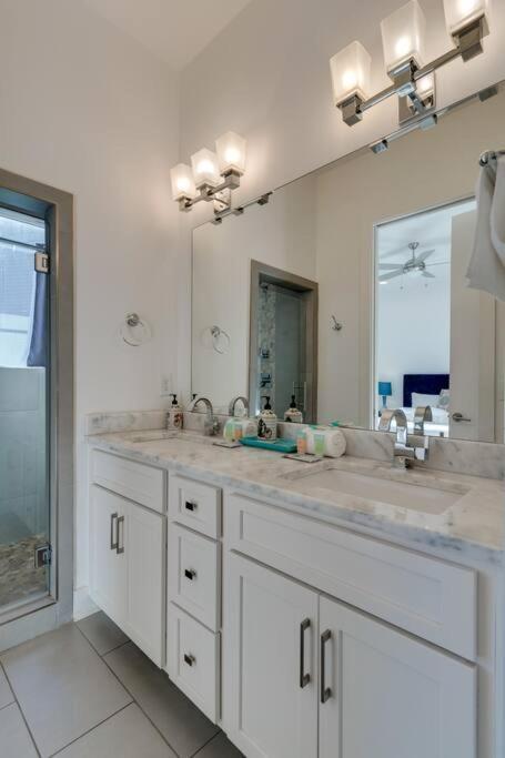 Holiday home Epic Location- Steps From 12th S, Sleep12