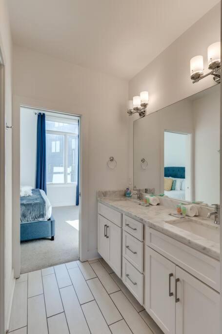 Epic Location- Steps From 12th S, Sleep12 Holiday home *