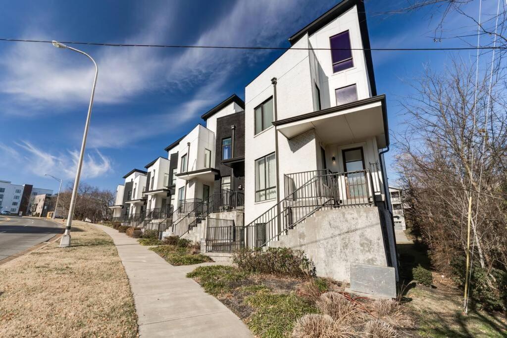 Rooftop Fun, Walk To The Gulch And 12th S Near Broadway Holiday home