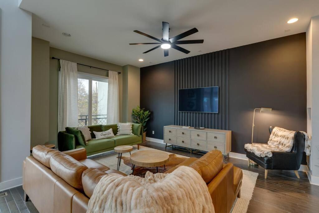 Holiday home Luxury Townhome! Rooftop-game Room! Near Broadway!