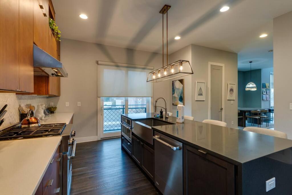 Luxury Townhome! Rooftop-game Room! Near Broadway! Holiday home Nashville